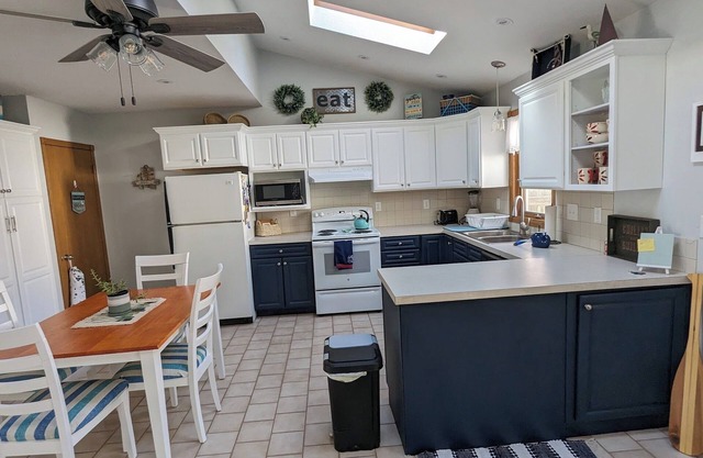 Cozy Cottage on the Corner! 10 minute walk to the lake!