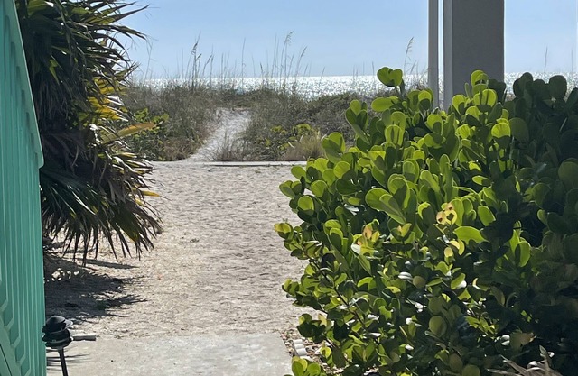 COZY COTTAGE ON PRIVATE BEACH *CLEARWATER/BELLEAIR BEACH