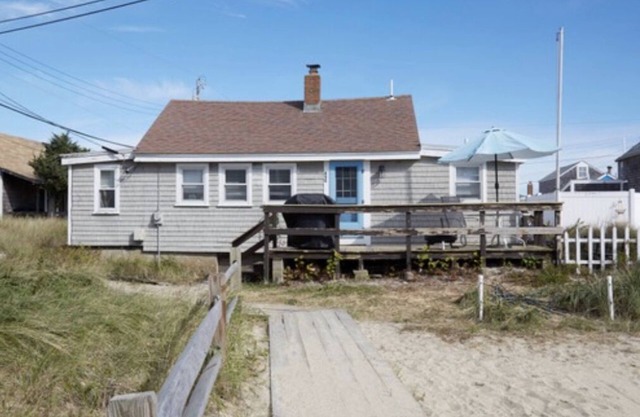 Cozy cottage on White Horse Beach. Steps from the ocean!