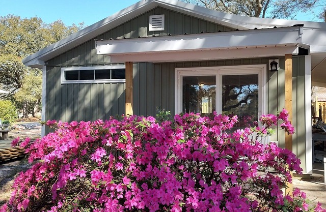 Cozy Cottage one mile from the Beach and Boat Ramp! Pet Friendly Too!!