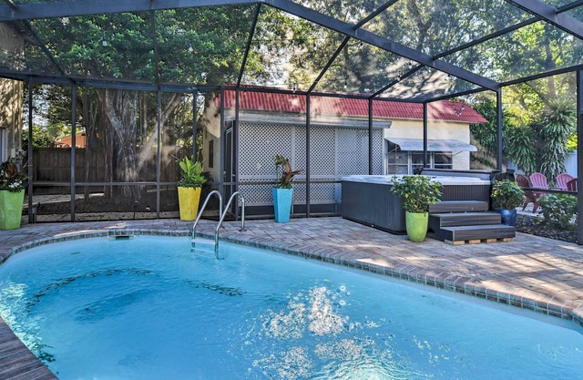NEW! Cozy Cottage Retreat: 2 Mi to Gulfport Beach!