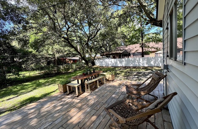 Cozy cottage under seven live oaks with fenced backyard - Pet Friendly