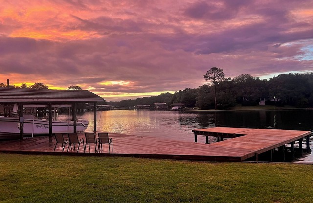 Cozy cottage with water views, beach area, dock access & on-site boat launch!