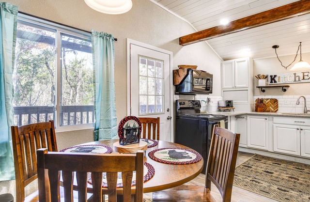 Cozy Cottage w/ Pool Btwn Knoxville & Pigeon Forge