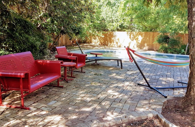 Chalet confortable w / piscine dans pratique Highland Park!