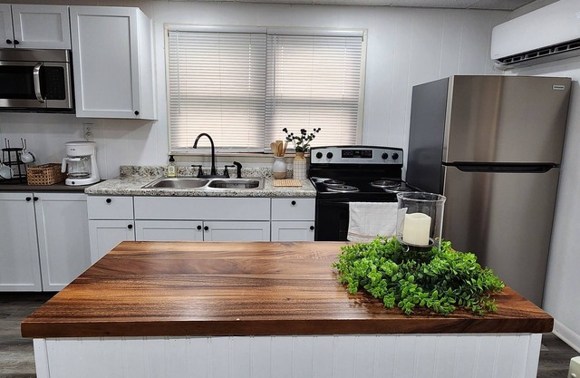 Cozy Cottage sleeps 4! Weekly/Monthly Discounts! Washer and dryer! Wifi!