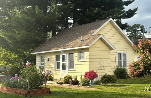 Cozy cottage with access to Lake Chetek, perfect for relaxing