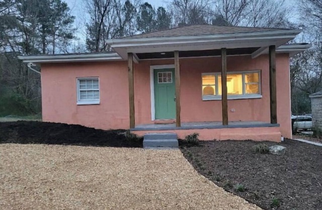 Cozy cottage with big backyard near downtown