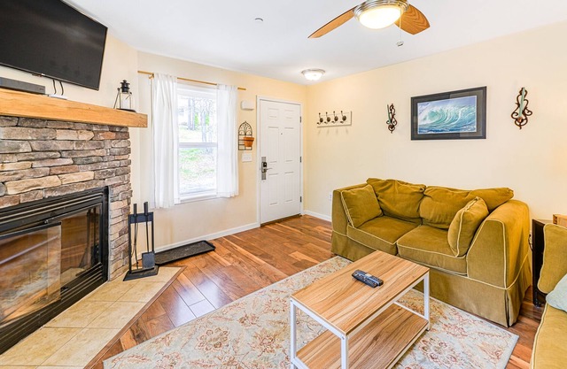 NOUVELLE LISTE! Chalet confortable avec foyer et foyer extérieur - accès au lac à proximité
