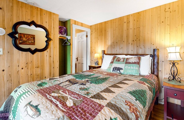 Cozy cottage with WiFi, kitchenette, pool & peaceful acreage