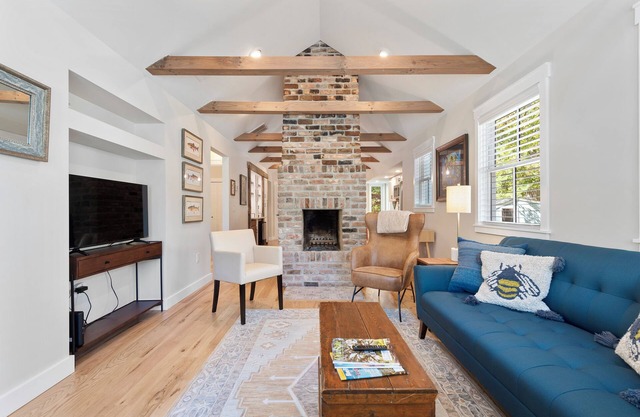 Cozy Cottage within walking distance to all that Historic Flat Rock has to offer