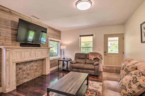Cozy Cottage Yard and Deck, Walk to Downtown!