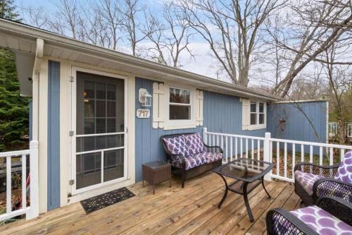 Cozy Cottages Blue Cottage-Hot tubTown