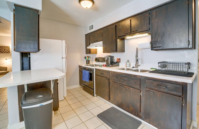 Cozy Cottonwood Home w/ Covered Patio & Gas Grill!