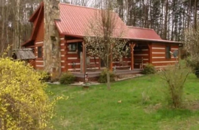 Cozy Country Cabin NOUVEAU: bain à remous et douche extérieure !! (pas de frais de nettoyage ajoutés)