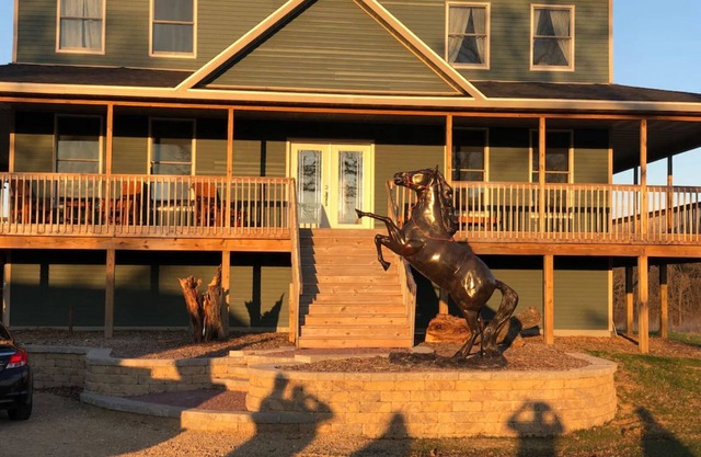 Cozy Country Farm House - 4,000 sq ft