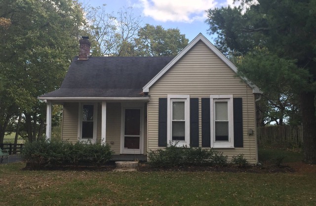 Cozy Country Setting on 10 acres w/fishing pond, tennis and pickleball