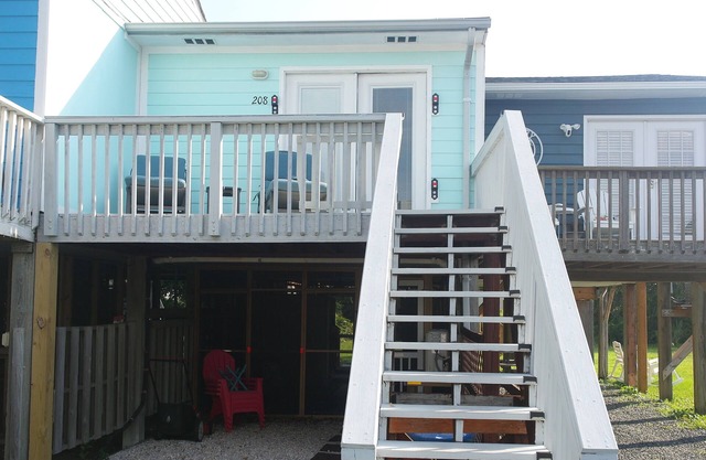 Cozy couples retreat, dog friendly, 1 block to ocean or sound