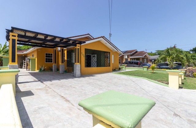 Cozy Cove Villa in Drax Hall
