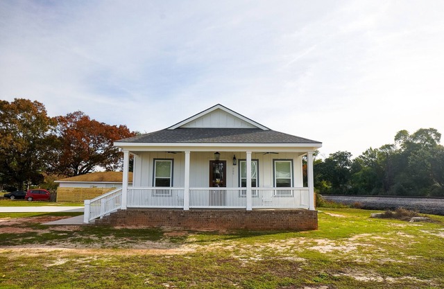 Cozy Cowan Road Cottage- a feel of the Mississippi Gulf Coast.