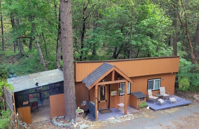 Cozy, Creekside Cabin - 5 mins. to Jacksonville