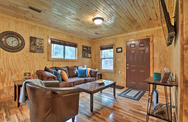 Cozy Creekside Cabin about 24 Mi to Red River!