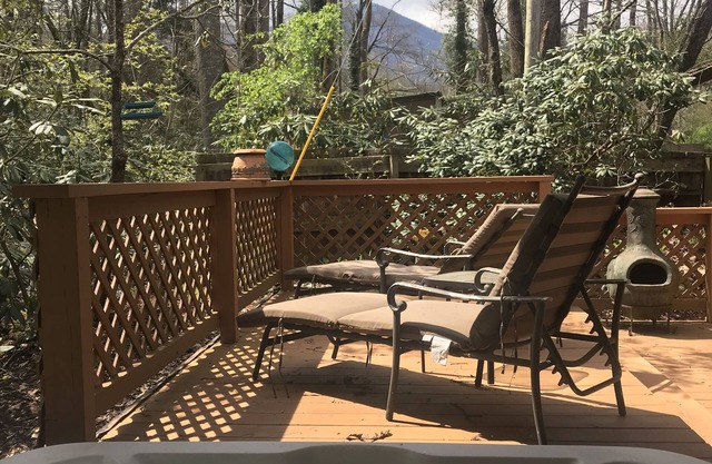 Cabine Creekside confortable avec bain à remous près d'Asheville