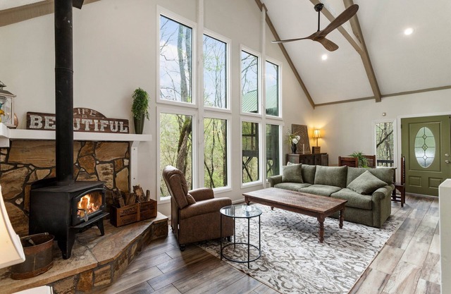 Cozy, creekside cottage in beautiful Dawsonville