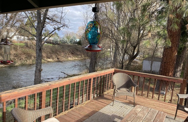 Cozy creekside home with deck, 15 min to airport, shopping, 1 hr to Crater Lk.