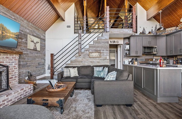 Cozy Crestline Gem 4-bedroom cabin with Lake View & Game Room