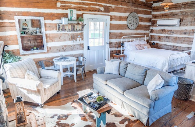 Cette cabane est 1 des 3 propriétés à louer dans la pittoresque ferme Muletown.