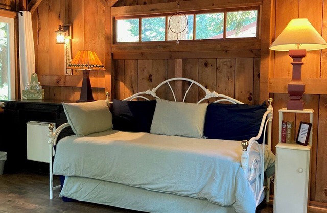 Cozy Croton Pond Cabin