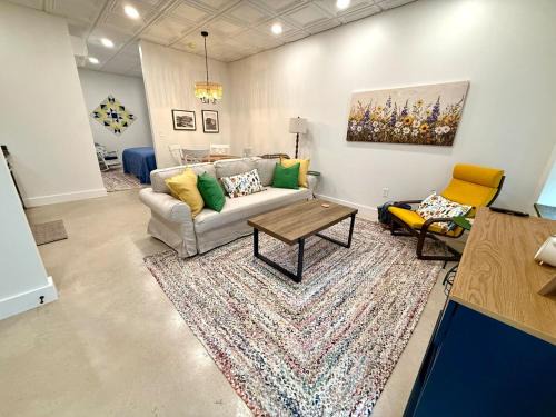 Cozy Cure Apartment in Downtown and Historic Pilot Mountain