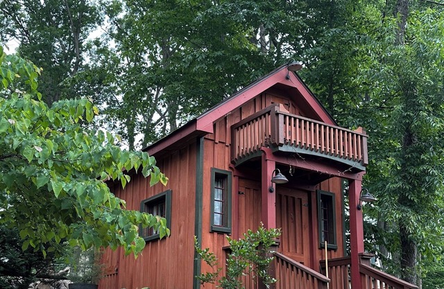 Cozy Custom-built Cottage in pleasant Point of Rocks with WiFi
