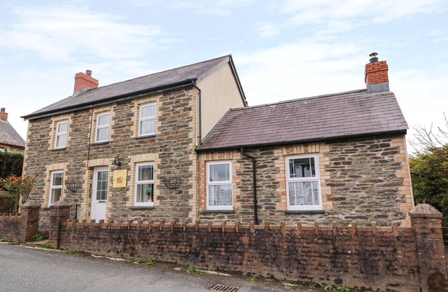 Cozy Cwtch Cottage, PENRHIWLLAN