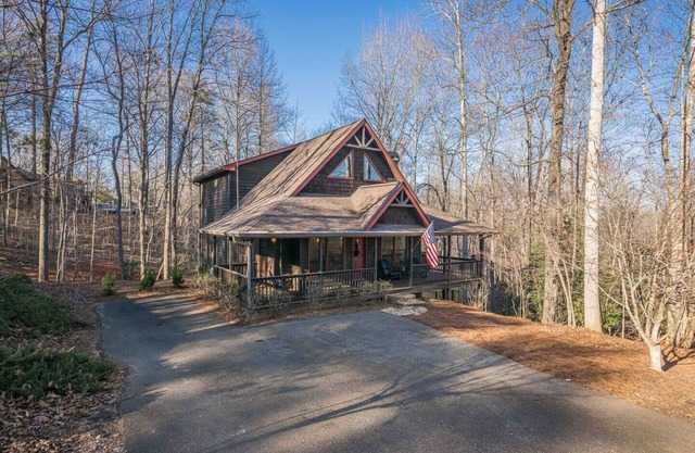 Cozy Dahlonega Cabin w/ Hot Tub