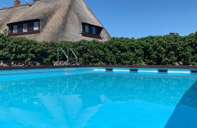 Appartement confortable sous chaume avec piscine extérieure chauffée "Am Blick"
