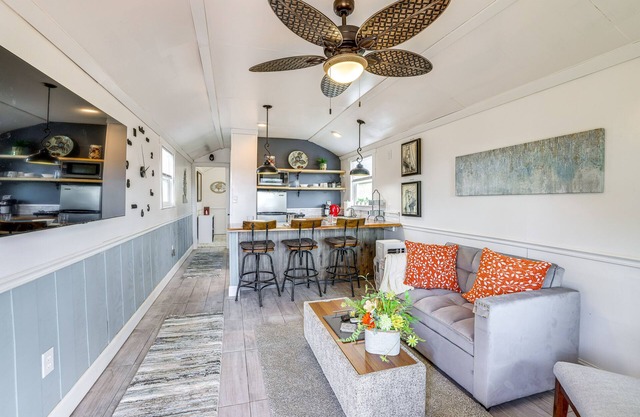 Cozy Decatur Cabin w/ Views ~ 1 Mi to Riverfront!