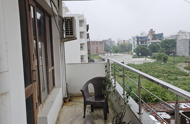 Cozy Deluxe room hotel with WiFi, AC in charming Gurgaon