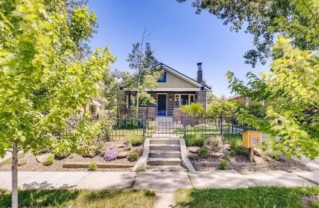 Stylish Bungalow Near Restaurants, Hospitals, a Prime Spot!