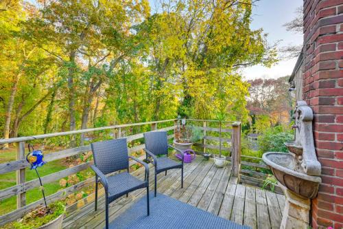 Cozy Dix Hills Apt with Deck about 7 Mi to Beach!