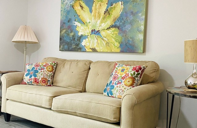 Cozy, Dog Friendly, Condo close to Lake Coronado and Tennis Courts
