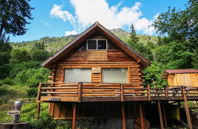 Cabine accueillante pour les chiens avec une superbe terrasse, vue partielle sur le lac et accès à la plage