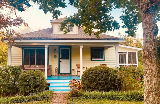 Cozy Dog-Friendly Cottage in Heart of Beaufort