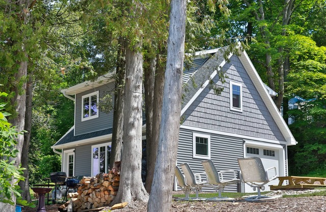 Confortable maison nouvellement construite à 35 pieds de la baie avec de superbes couchers de soleil