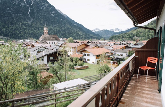 Cozy double room with a great view of the Karwendel. Close to the center!