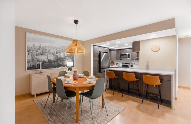 Cozy Downtown 2BD Bellevue Condo Free Parking
