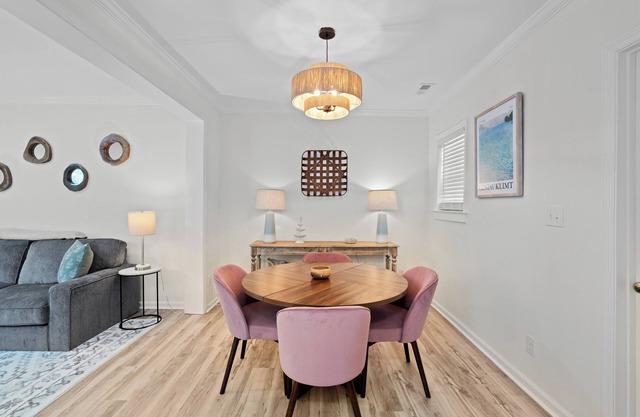 Cozy Downtown Boho Retreat - Sleeps 10!