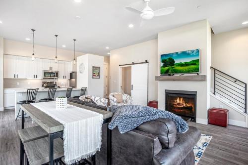 Cozy Downtown Condo with Jacuzzi 5 Min to Resort