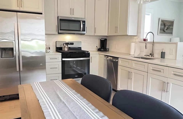 Summer Fun Awaits! Cozy Downtown Cottage!